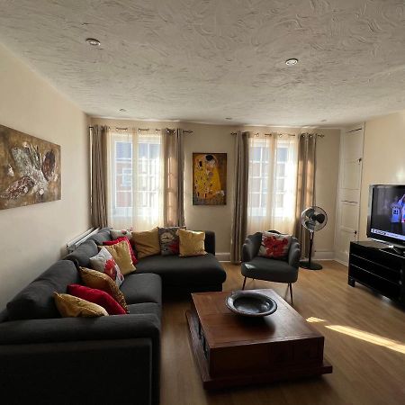 Stay In Yeovil Town Centre, Large 2 Bd Apt With Parking, Sleeps 4 Exterior photo