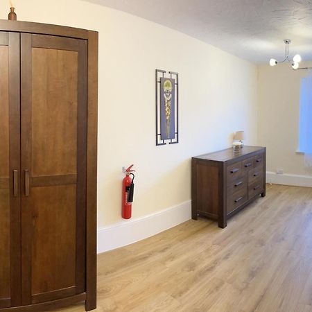Stay In Yeovil Town Centre, Large 2 Bd Apt With Parking, Sleeps 4 Exterior photo
