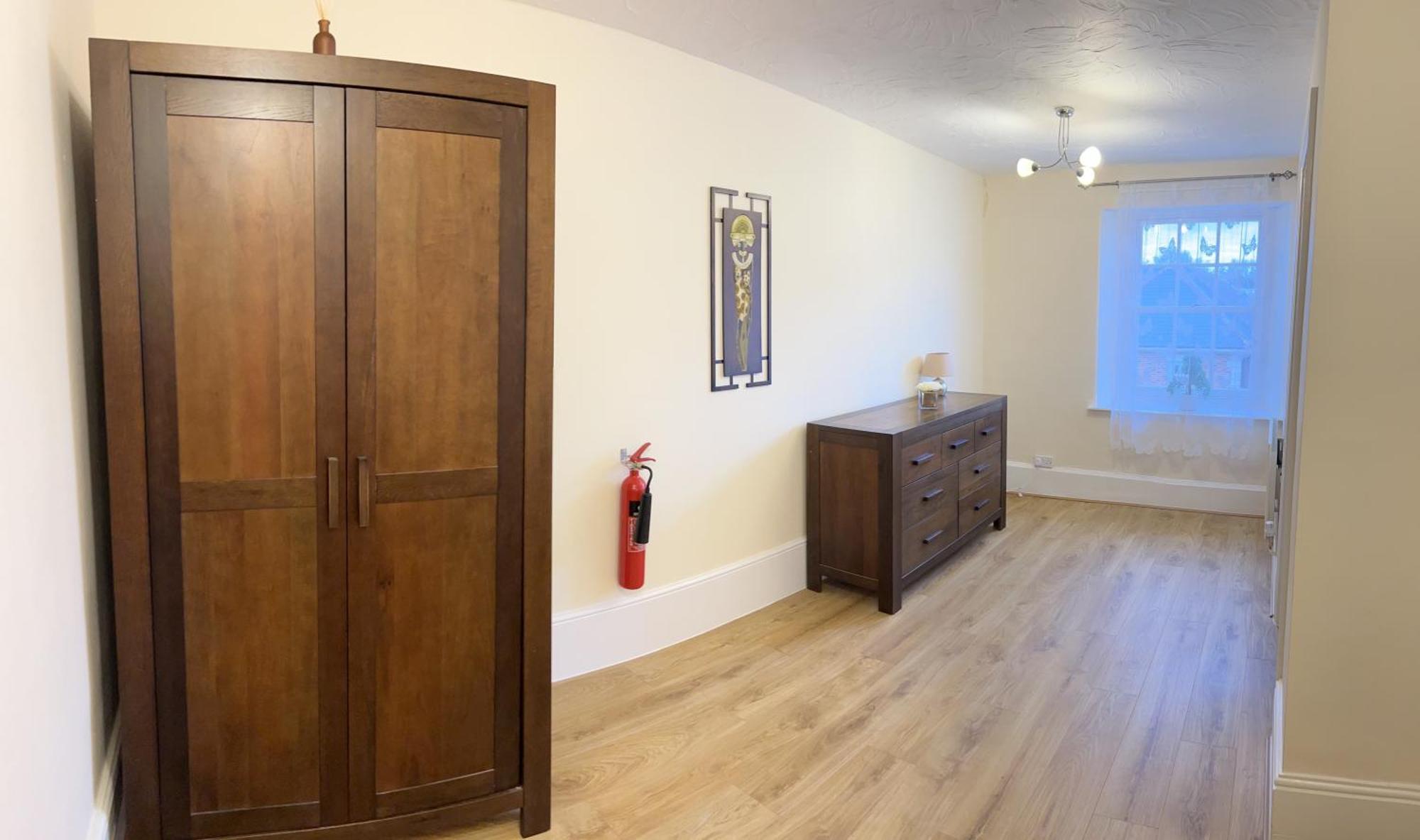 Stay In Yeovil Town Centre, Large 2 Bd Apt With Parking, Sleeps 4 Exterior photo